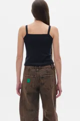 Musculosa blanca con cuello y sisas en rojo, con logo bordado en el pecho.