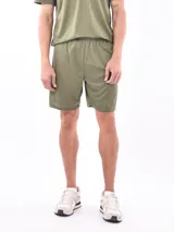 Short deportivo color verde militar, de corte recto y tiro medio, con elástico en la cintura.