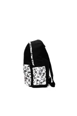 Mochila Ecko modelo EK114 en color negro con bolsillo frontal estampado con diseño animal print en tonos blancos, grises, negros y detalles en rojo. Cuenta con el logotipo de la marca en la parte superior del frente y un llavero colgante.