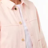 Chaqueta tipo sobrecamisa de denim en color rosa, con cuello clásico, cierre frontal de botones metálicos y dos bolsillos de parche delanteros.