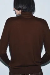 Jersey de cuello alto confeccionado en lana 100%, de manga larga y diseño clásico con acabado de tacto suave.