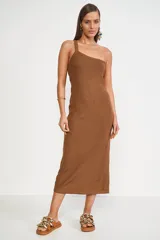 Vestido marrón de tejido de punto, con bretel asimétrico y corte ajustado.