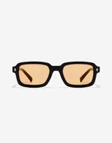 Gafas de sol unisex Hawkers modelo Point, con montura rectangular negra y lentes color miel.