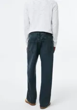 Pantalón vaquero de corte recto y tiro medio, en color azul oscuro con acabado lavado. Cuenta con cierre de cremallera y botón, además de bolsillos laterales y traseros.