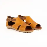 Sandalia baja combinada de cuero en color celeste con detalles en marrón tostado, tira con hebilla lateral ajustable y suela texturizada.