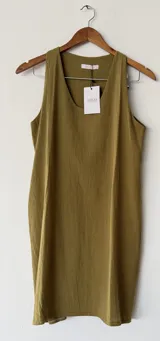 Vestido corto color verde oliva, de corte recto y sin mangas, con escote redondo.