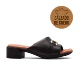 Sandalia de cuero color negro con taco bajo y hebilla dorada decorativa.