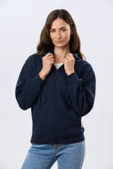 Campera deportiva azul marino con capucha y cierre frontal, confeccionada en algodón con felpa. Presenta cordones ajustables al tono y puños ribeteados.