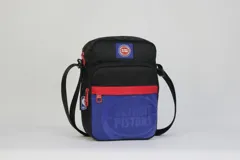Morral cruzado de nylon negro, con detalles en rojo y azul. Presenta el logo de los Detroit Pistons en la parte superior y el nombre del equipo en relieve en el bolsillo frontal azul. Incluye correa regulable y parche con el logo de la NBA.