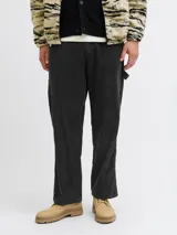Pantalón de tiro alto y corte wide leg, confeccionado en tejido de corderoy. Presenta bolsillos laterales y traseros, con cierre frontal de cremallera y botón.