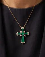Collar de acero dorado con dije en forma de cruz decorado con grandes piedras verdes, circones blancos y detalles fucsias.