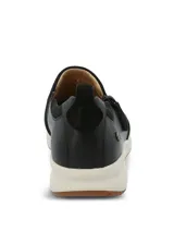 Zapatillas slip on Hush Puppies modelo Spinal Slip On, color negro, confeccionadas en cuero con detalles de gamuza y cierre lateral decorativo. Poseen suela blanca y base de goma con tecnología TripleDensity para mayor amortiguación y soporte.
