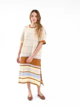 Vestido midi de punto de manga corta con detalles calados y diseño de rayas horizontales tricolor en la parte inferior. Presenta cuello redondo y logo bordado en el pecho.