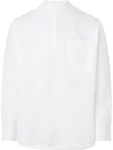 Camisa blanca de lino y algodón, de corte slim fit, con cuello mao, tapeta de botones parcial y bolsillo de parche en el pecho.