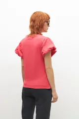 Remera fucsia de algodón con mangas cortas abullonadas.