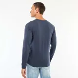 Camiseta de manga larga azul con cuello redondo.