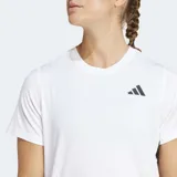 Remera deportiva Adidas de entrenamiento, color blanco con las icónicas tres rayas negras en los laterales y logo de la marca en el pecho. Presenta cuello redondo, mangas cortas y un diseño ergonómico que favorece la libertad de movimiento.