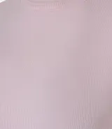 Blusa básica de manga corta, cuello redondo y textura sutil, confeccionada en viscosa con elastano. El bajo de la prenda es ondulado.