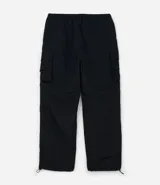 Pantalón cargo negro de corte recto con bolsillos laterales tipo cargo. Presenta cintura elástica con cordón de ajuste y sistema de tiradores en la parte inferior para regular el largo, permitiendo convertirlo en bermuda.