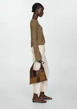 Pantalon de lino color beige, con diseño crop y corte jogger. Cuenta con cintura elástica con lazo ajustable, bolsillos laterales y bolsillos de ribete en la parte posterior.