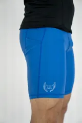 Calza deportiva azul de compresión con logo estampado en la pierna.