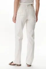 Pantalón de jean azul oscuro, de corte recto, con bolsillos delanteros y traseros.