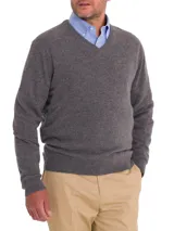 Sweater de punto con cuello en V y manga larga, confeccionado en una mezcla de lana extra fina y cashmere. Presenta un diseño clásico de calce regular con acabado texturizado.