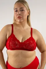 Bralette blanco de encaje y puntilla elastizada, sin aro, con forro interno para sostén y breteles regulables.