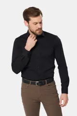 Camisa de vestir de manga larga, color negro, con cuello clásico y cierre frontal de botones.