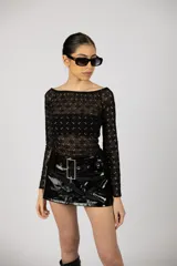 Body negro de mangas largas con estampado de logos.