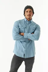 Camisa de jean celeste de manga larga, con cuello clásico, cierre frontal con botones, dos bolsillos con solapa abotonada en el pecho y corte recto. Confeccionada en 100% algodón.