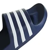 Ojotas adidas modelo Adilette Aqua, color azul marino con las tres tiras características de la marca en color blanco sobre la banda superior.