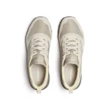 Championes Merrell modelo Alpine 83, de diseño retro con combinación de gamuza y textil en tonos beige. Presenta entresuela de espuma EVA en color verde oliva y suela de goma con tracción.