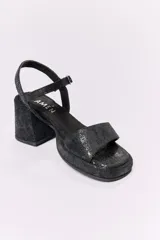 Sandalias negras de cuero con plataforma delantera y taco cuadrado.