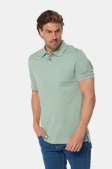 Remera polo de piqué, color azul, de manga corta con cuello en Rib y botones personalizados.