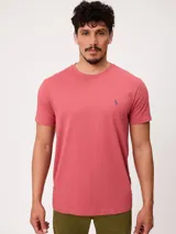 Remera de manga corta color azul, con cuello redondo y diseño clásico, confeccionada con un pequeño logo bordado en el pecho.