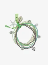 Juego de siete pulseras elásticas compuestas por cuentas pequeñas en tonos verdes, celestes, morados y plateados. Incluye dijes colgantes: estrella de mar plateada, caracola, corazón plateado texturado y cuatro medallas ovaladas con figuras religiosas.