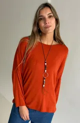 Sweater de tejido de punto color naranja oscuro, con cuello redondo, mangas largas y diseño holgado con caída fluida.