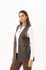 Chaleco de cuero marrón con silueta relajada, caracterizado por detalles de ojalillos metálicos a lo largo de los bordes frontales.