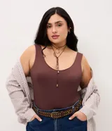 Musculosa de poliamida blanca, de corte ajustado, con escote en U y tirantes anchos.