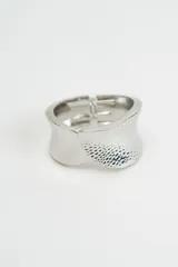 Brazalete rígido de metal plateado con diseño de apertura frontal y textura martillada en uno de sus extremos.