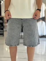 Bermuda de jean de corte baggy y tiro medio, con diseño clásico de cinco bolsillos y lavado claro.