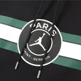 Canguro con capucha Jordan de la colección Paris Saint-Germain, color negro con franja horizontal verde y blanca en el pecho y logo central. Cuenta con bolsillo tipo canguro frontal y etiqueta con logos de Jordan y PSG en la parte inferior.
