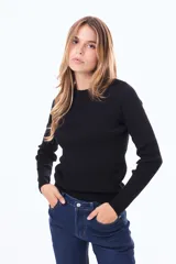 Buzo tejido de punto acanalado, color negro, con cuello redondo y mangas largas.