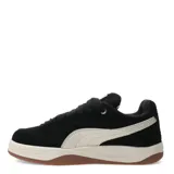 Championes urbanos Puma modelo Park Luna SD, con diseño inspirado en el skate. Presentan una capellada de gamuza negra con la icónica franja lateral de Puma en color blanco, cordones gruesos, entresuela de goma color crema y suela de caucho en tono caramelo.