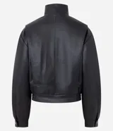 Campera estilo bomber de cuero sintético (PU) color negro, con cuello alto estructurado, cierre frontal con cremallera y botones a presión, mangas largas y detalle de cinturón ajustable en la cintura.