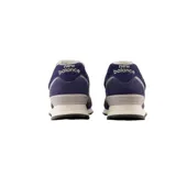 Championes New Balance 574 color azul marino con detalles en gris y blanco.