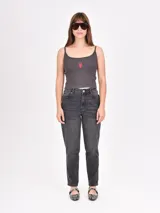 Musculosa ajustada color rosa claro, con ribetes rojos en el escote y los breteles. Presenta un bordado frontal con el texto "MORE AMOR" en rojo.