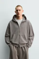 Hoodie con cierre frontal y capucha, color azul, de corte relaxed fit con interior afelpado y efecto lavado.