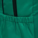 Mochila verde Caterpillar modelo Melbourne Backpack, con dos compartimentos grandes con cremallera, correas de hombro ajustables de Airmesh, compartimento para portátil, bolsillos laterales elásticos y correas frontales para skateboard.